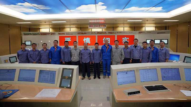 Персонал АЭС в диспетчерской Хунъянхэ 5