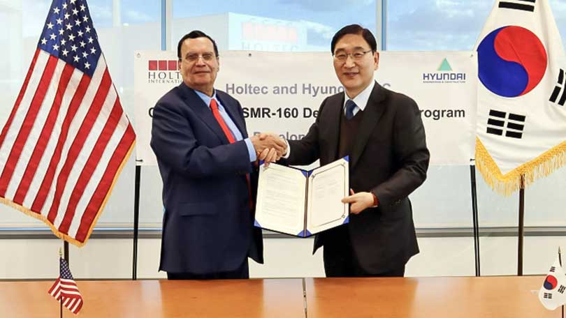 Крис Сингх из Holtec  и Юнг-Джун Юн из Hyundai во время подписания соглашения